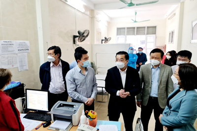 Chủ tịch UBND TP Chu Ngọc Anh kiểm tra khu điều trị F0 thể nhẹ và trạm y tế lưu động tại “điểm nóng” quận Đống Đa