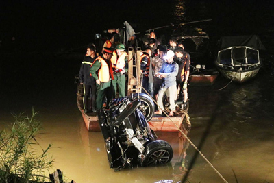 Hà Nội: Tìm thấy và trục vớt chiếc xe ô tô 5 chỗ húc văng lan can cầu Chương Dương