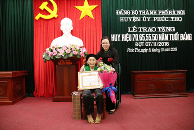 Phó Bí thư Thường trực Thành ủy Ngô Thị Thanh Hằng trao Huy hiệu Đảng cho đảng viên lão thành