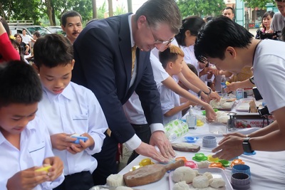 Đại sứ Mỹ tại Việt Nam học làm bánh Trung thu
