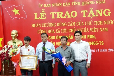 Trao tặng Huân chương Dũng cảm của Chủ tịch nước cho ngư dân Trần Thanh Ron