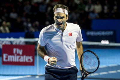 Federer tiến thẳng vào tứ kết