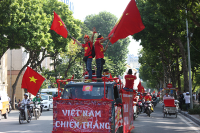 [Video] Hàng nghìn cổ động viên tiếp lửa cho đội tuyển Việt Nam