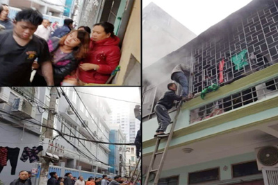 Cháy nhà 2 tầng ở Hà Đông, người dân phá cửa cứu nam thanh niên ngạt khói