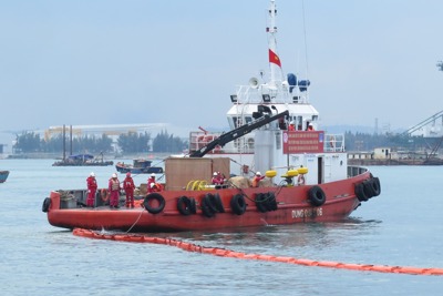 Diễn tập cứu nạn hàng hải trong vùng nước cảng biển