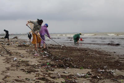 Đà Nẵng ra quân tổng vệ sinh bãi biển sau đợt mưa lớn