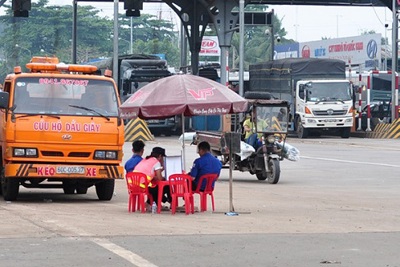 Ngày đầu thu phí lại, BOT Biên Hòa có thêm khu vực nhận tài xế trả tiền lẻ