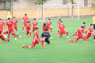 Đội tuyển Việt Nam đón vị khách đặc biệt trong buổi tập đầu tiên trước bán kết lượt về