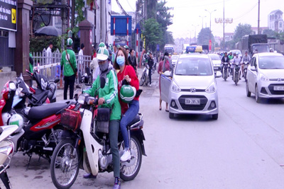 Hà Nội: Ghi nhanh vi phạm trật tự đô thị nghiêm trọng trước cổng các bến xe