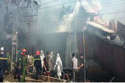[Video] Cháy xưởng gỗ rộng 500m2 tại Hà Nội, một người bị thương