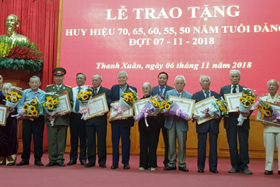 Quận Thanh Xuân trao Huy hiệu Đảng cho 401 đảng viên