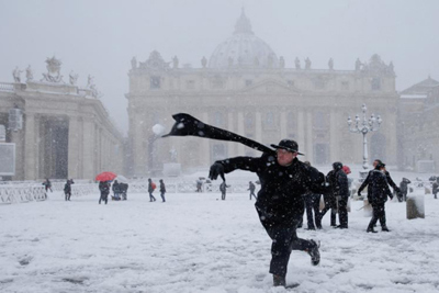 Hình ảnh hiếm hoi băng tuyết bao phủ thủ đô Rome của Italia