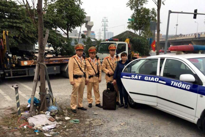 Việc làm ý nghĩa trước Giao thừa của Cảnh sát giao thông Hà Nội