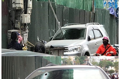 Hà Nội: Kinh hãi thanh sắt lớn rơi chọc thủng kính ô tô