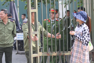 Người hâm mộ vây quanh Liên đoàn bóng đá Việt Nam vì không mua được vé