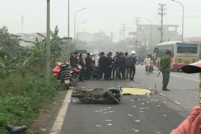 Hà Nội: Xe máy va chạm container, 2 người thương vong
