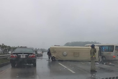 Đường trơn khiến 2 xe khách tông nhau trên cao tốc, 2 người nhập viện