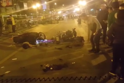 Hà Nội: Hai xe máy đâm nhau trên cầu vượt trong đêm, 3 người thương vong
