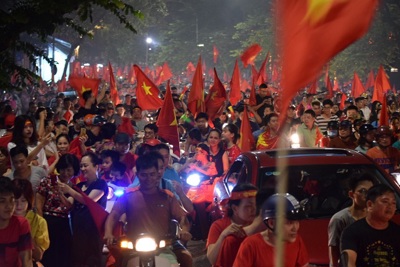 [Video] Hàng nghìn CĐV ăn mừng chiến thắng lịch sử của Olympic Việt Nam