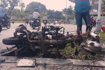 Đà Nẵng: Xe máy đang lưu thông bỗng nhiên bốc cháy