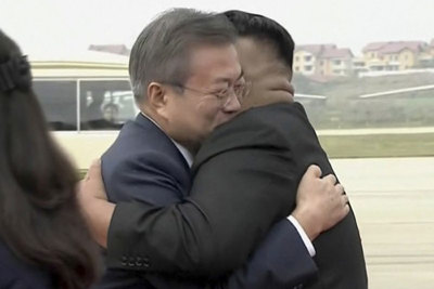 Kim-Moon gặp nhau: Cái ôm đầy những thách thức