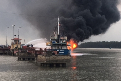 Tàu chở dầu bất ngờ bốc cháy dữ dội ở cảng Đình Vũ