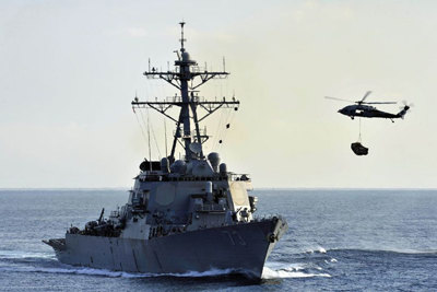 Tàu Mỹ -Trung "đối diện" trên Biển Đông