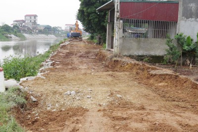 Sạt lở đê hữu sông Lương và đường giao thông xã Bạch Hạ, Huyện Phú Xuyên:  Khẩn trương khắc phục sự cố