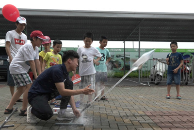 Học sinh Hà Nội trải nghiệm chế tạo tên lửa nước