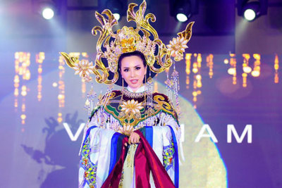 Đại diện Việt Nam thắng giải "Hoa hậu mặc trang phục dân tộc đẹp nhất" tại Mrs Universe 2018