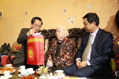 MTTQ TP Hà Nội thăm, chúc Tết các gia đình chính sách quận Hoàn Kiếm