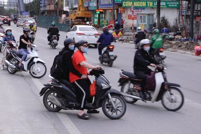 Bất chấp nguy hiểm, nhiều chủ phương tiện đi ngược chiều, lấn làn đoạn đường Lê Văn Lương