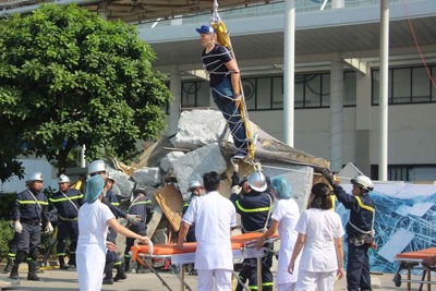 Cận cảnh lính cứu hỏa giải cứu người trong đám cháy giả định ở AEON Mall Long Biên