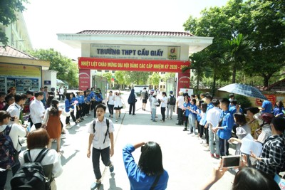 [Phóng sự] Ngày đầu của kỳ thi vào lớp 10 tại Hà Nội