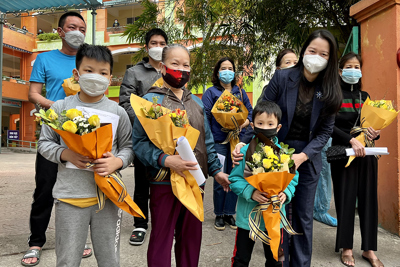 Quận Ba Đình: 10 F0 đầu tiên xuất “viện” tại Trạm Y tế lưu động số 1 phường Ngọc Khánh