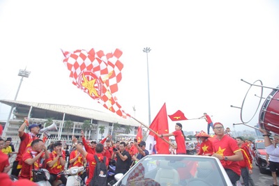 [Video] Hàng trăm CĐV “tiếp lửa” cổ vũ ĐT Việt Nam tại sân vận động Mỹ Đình