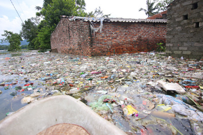 Người dân thôn Bèo oằn mình chống lại rác lũ