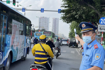 Hà Nội: Căng mình chống dịch tại các ngả đường vào thành phố