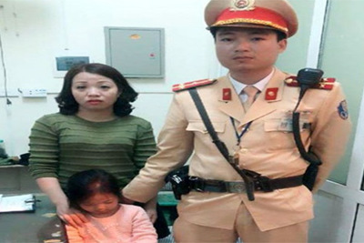 CSGT Hà Nội giúp bé gái bị lạc đoàn tụ gia đình ngày Tết