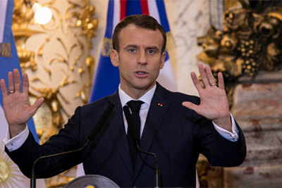 Tổng thống Macron ban bố nhiều biện pháp khẩn xoa dịu người lao động Pháp