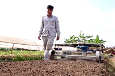 Nông dân chế robot gieo hạt tự động