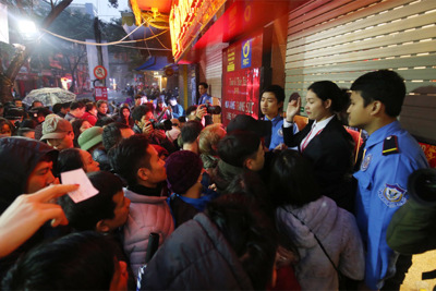 Hà Nội: Người dân xếp hàng trong mưa lạnh chờ mua vàng ngày vía Thần tài