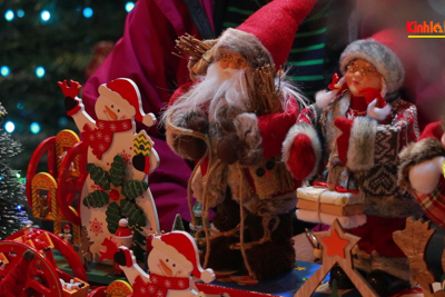 Nhộn nhịp thị trường đồ trang trí Giáng sinh trên phố Hàng Mã