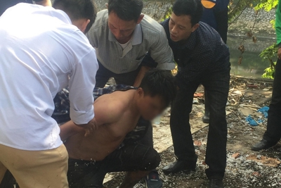Hà Nội: Người đàn ông nghi ngáo đá, bất ngờ nhảy xuống sông