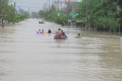 Nhiều địa phương ở Trung Bộ vẫn ngập sâu do mưa lũ