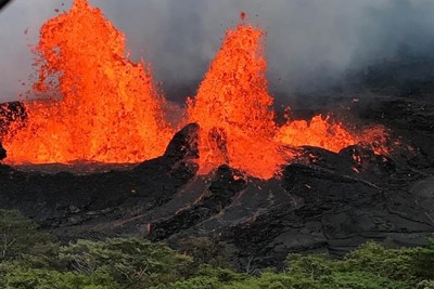 [Video] Núi lửa Kilauea phun dung nham đỏ rực một góc trời Hawaii