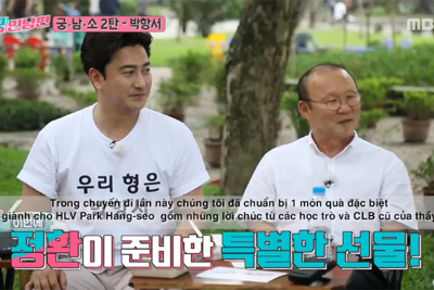 [Video] HLV Park Hang Seo bất ngờ với món quà từ các học trò cũ