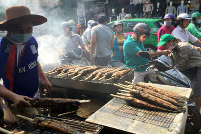 TP Hồ Chí Minh: "Phố cá lóc nướng" tấp nập ngày vía Thần tài