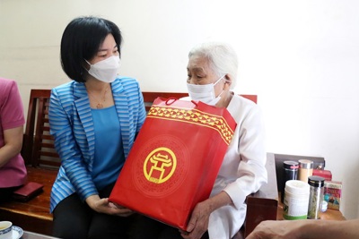 Phó Chủ tịch Thường trực HĐND TP Phùng Thị Hồng Hà thăm, tặng quà gia đình chính sách tại quận Thanh Xuân