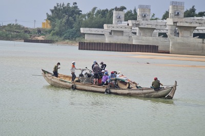 Quảng Ngãi: Hàng trăm hộ dân bị cô lập giữa sông Trà Khúc